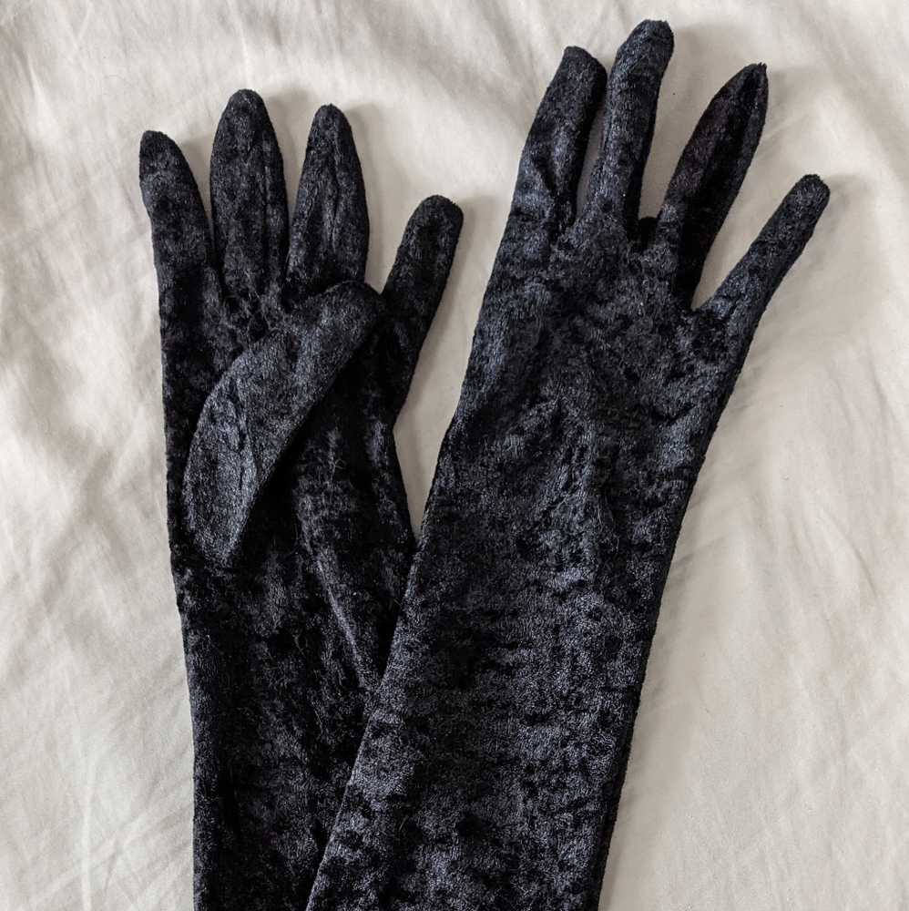 Black crushed velvet gloves, elbow length size Sm